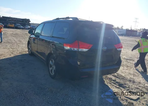 2011 Toyota Sienna Le V6 z USA, uszkodzony, nr VIN 5TDKK3DCXBS166857